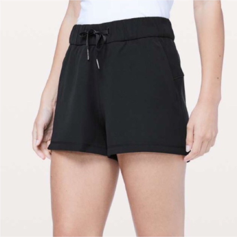 Lululemon On The Fly Short *Woven *2.5" Black size 6